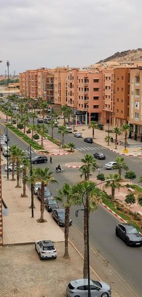 A la foto es mostra l'objecte مراكش عاصمة السياحة الدولية بالضبط في قلبها القريب من جميع المرافق الضرورية situat a la ciutat de Marràqueix.