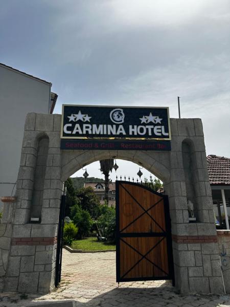 Na fotografii je vidět objekt Carmina Hotel nacházející se ve městě Ovačik.