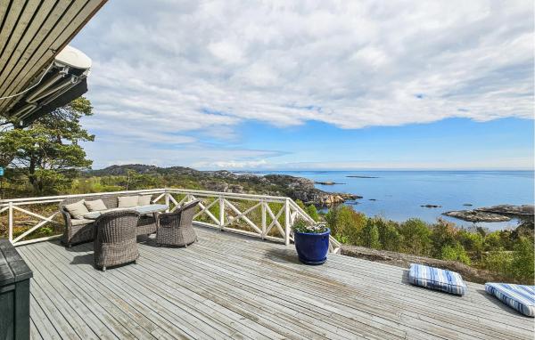 Nella foto è visibile l'oggetto Nice Home In Tjodalyng With Kitchen situato nella città di Ula.