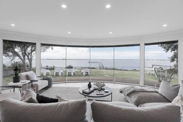 På bildet vises objektet Pelicans Rest - Experience a Waterfront Beach Retreat, Pet Friendly som ligger i byen Hindmarsh Island.