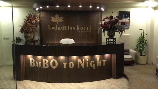 Na foto é possível ver o objeto Undrah Inn Hotel localizado na cidade de Burotiān.