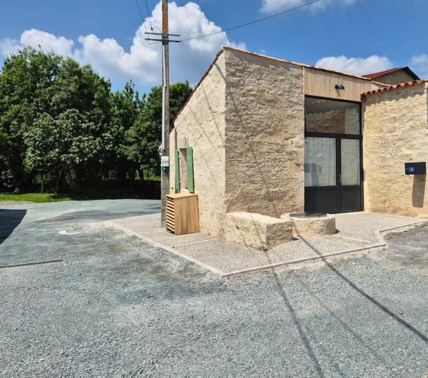 A la foto es mostra l'objecte Gîte des oliviers avec barque et vélo situat a la ciutat de Arçais.