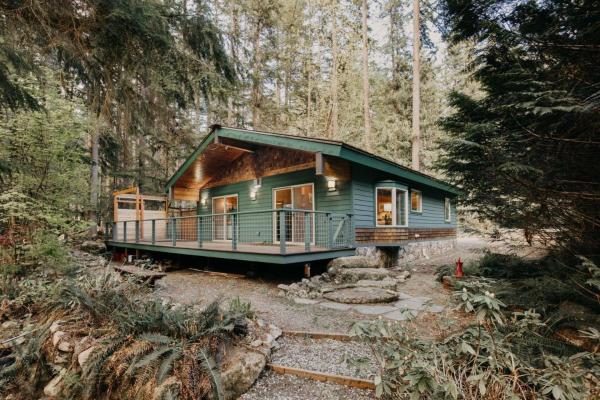 A la foto es mostra l'objecte 60GS - Pets OK - Soaker Tub - Deck cabin situat a la ciutat de Glacier.