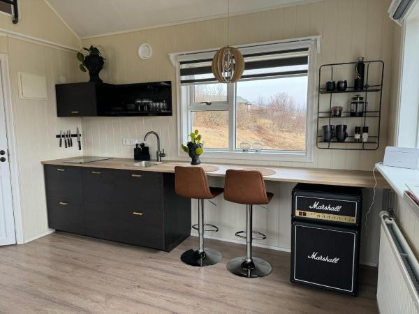 Na zdjęciu widoczny jest obiekt Veigakot położony w mieście Akureyri.