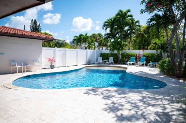 A la foto es mostra l'objecte Charming Beach House w/Private Pool Paradise~WALK TO BEACH situat a la ciutat de Deerfield Beach.