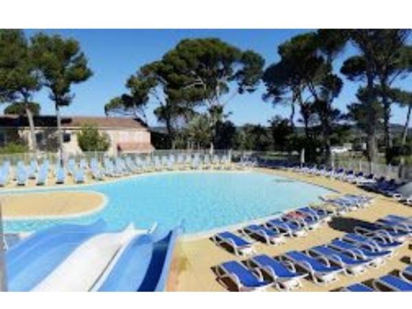 A la foto es mostra l'objecte La MAISON BLEUE situat a la ciutat de Calvisson.
