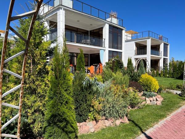 På billedet ses objektet Exquisite Townhouse в пансионате Baytur Resort & SPA beliggende i byen Bosteri.