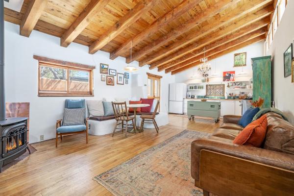 På billedet ses objektet Heart of Santa Fe - Adorable Hideaway - King and Queen - Walk to Everything - Fireplace - AC beliggende i byen Santa Fe.