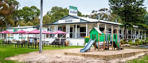 照片显示了位于Fletcher市的The Ballandean Pub & Motel物件。