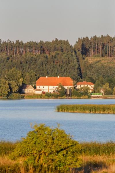Na fotografii je vidět objekt Zájezdní hostinec U Labutě Myštice nacházející se ve městě Mirovice.