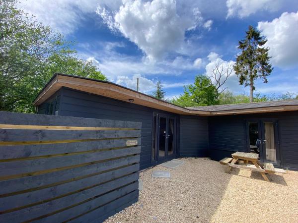 Hunters Hideaway Lodge - Private Hot Tub - Infrared Sauna - Dog Friendly - Wiltshire