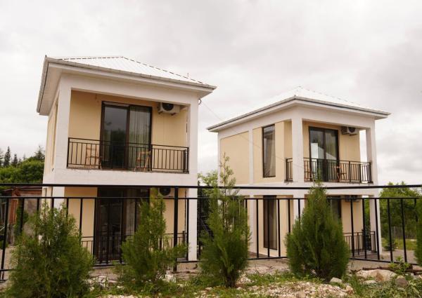 En la foto se muestra el objeto Cottage ,,Okatsia” ოკაციას კოტეჯები ubicado en la ciudad de Kinchkha-Perdi.