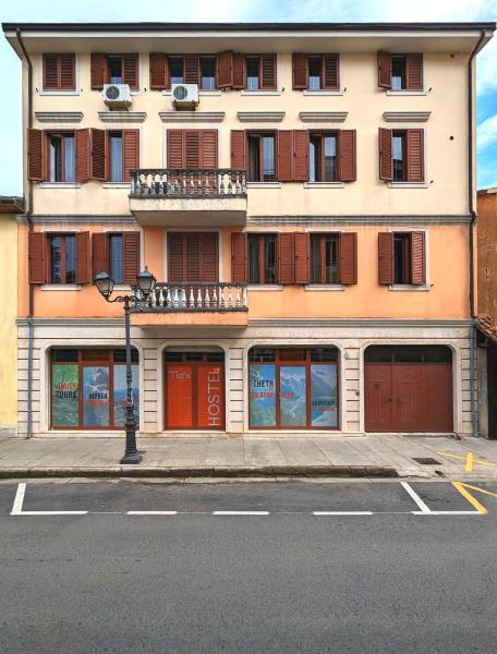 A la foto es mostra l'objecte Tias Hostel situat a la ciutat de Shkodër.