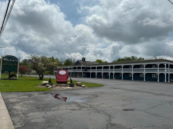 A la foto es mostra l'objecte Webb's Hotel situat a la ciutat de Dewittville.