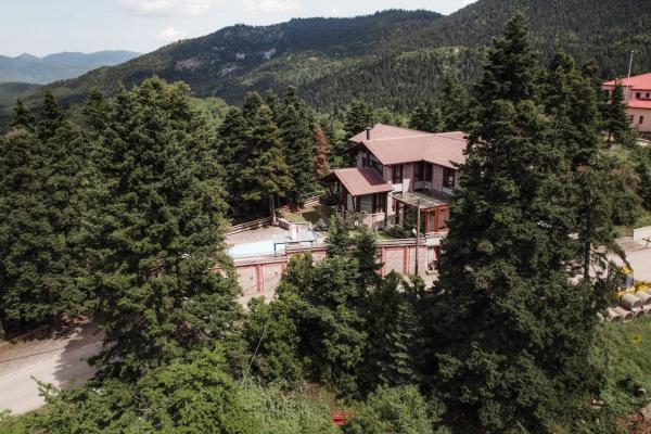 Na zdjęciu widoczny jest obiekt Pavliani Cliffside Retreat położony w mieście Elevtherokhórion.