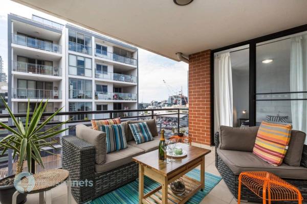 Kuvassa näkyy kohde 2 Bedroom 2 Bathroom Apt with Balcony and Parking, joka sijaitsee kaupungissa Parramatta.