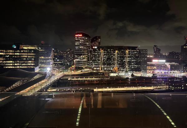 A la foto es mostra l'objecte Melbourne City Abode - 15th floor skyline views, Heated indoor pool, 1 Bedroom, 1 Sofa-bed living room, Balcony, Kitchen, Bath, Sauna & Gym - 60 sqm of suite like space situat a la ciutat de Melbourne.