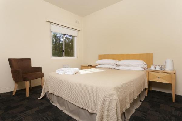 The photo shows the Shortland Budget Accommodation located in the city of Minmi.