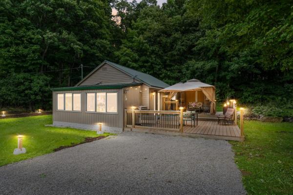 Na foto é possível ver o objeto Luxury 3BR Cabin with Patio Large Yard and BBQ! localizado na cidade de Delta.