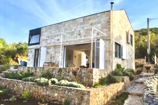Στη φωτογραφία φαίνεται το αντικείμενο Bigovo Bush House Montenegro Coast που βρίσκεται στην πόλη Prijevor.