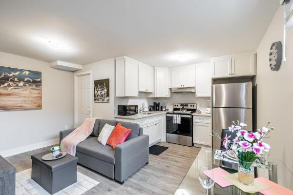 På billedet ses objektet 1BR Basement Condo - James Street beliggende i byen Hamilton.