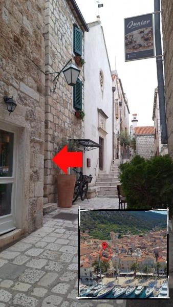 A la foto es mostra l'objecte Piccolino situat a la ciutat de Hvar.