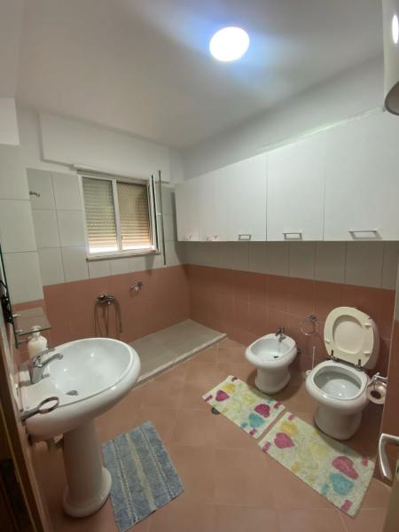 Na fotografii je vidět objekt Hamide's Apartment nacházející se ve městě Durrës.