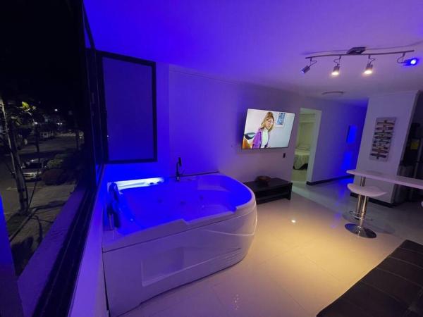 Laureles best location with Jacuzzi and AC, Medellín