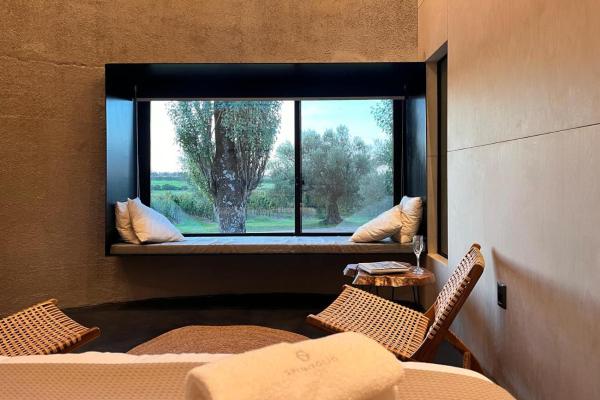 The photo shows the Spinoglio Hotel de viña located in the city of Progreso.