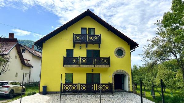 A la foto es mostra l'objecte Yellow House situat a la ciutat de Bran.