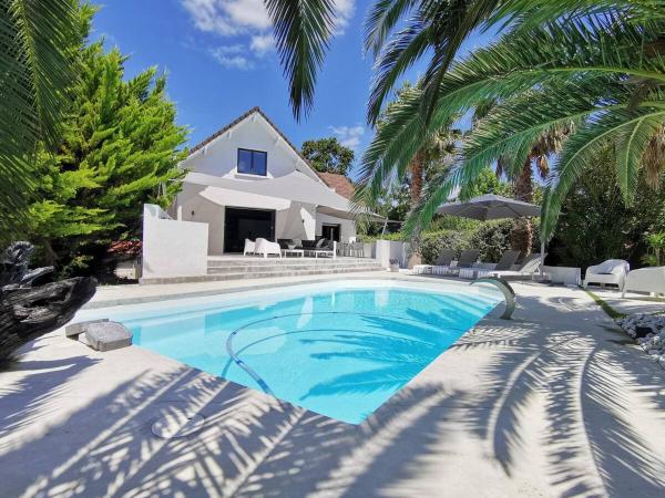 На фото показан объект Villa Barbot ANGLET Proches Plages, расположенный в городе Chambre-dʼAmour.
