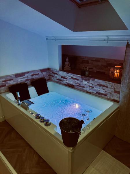 A la foto es mostra l'objecte La Parenthèse Maisonnette avec Jacuzzi situat a la ciutat de Le Luc.