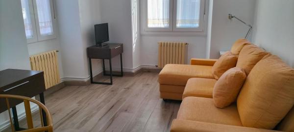A la foto es mostra l'objecte Casa Lameliña situat a la ciutat de Castroverde.