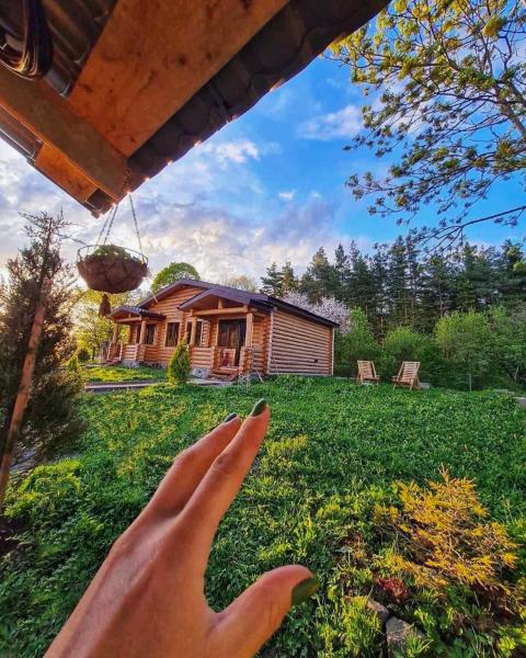 Na fotografii je vidět objekt Kingswood Cabins Borjomi nacházející se ve městě Bordžomi.