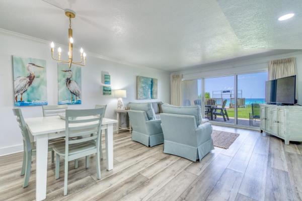 A la foto es mostra l'objecte Beach House Condominiums B105 - Beachfront with Pool, WiFi, & Beach Service situat a la ciutat de Destin.