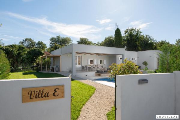På billedet ses objektet Stunning Villa In Cepljani With Outdoor Swimming Pool, Wifi And 3 Bedrooms beliggende i byen Čepljani.