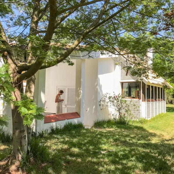 A la foto es mostra l'objecte 70s Beach villa with garden at 400m from the beach situat a la ciutat de Empúries.