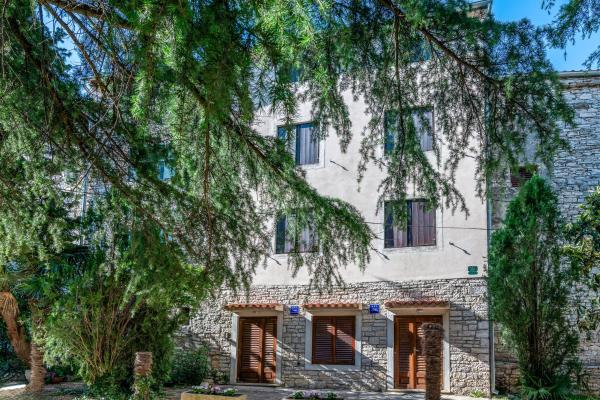 Na zdjęciu widoczny jest obiekt Apartments with parking space Bale, Rovinj - 22881 położony w mieście Bale.