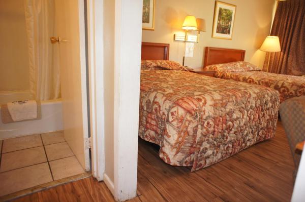 A la foto es mostra l'objecte Executive Inn & Suites situat a la ciutat de Orange.
