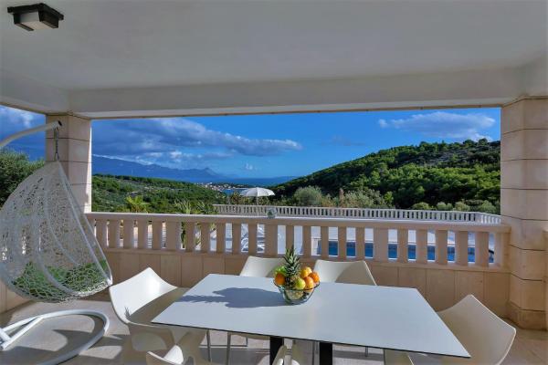 Na foto é possível ver o objeto Villa Lokanjac with pool and panoramic sea view localizado na cidade de Selca.