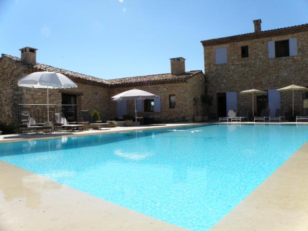 På bildet vises objektet Villa Helios som ligger i byen Rustrel.