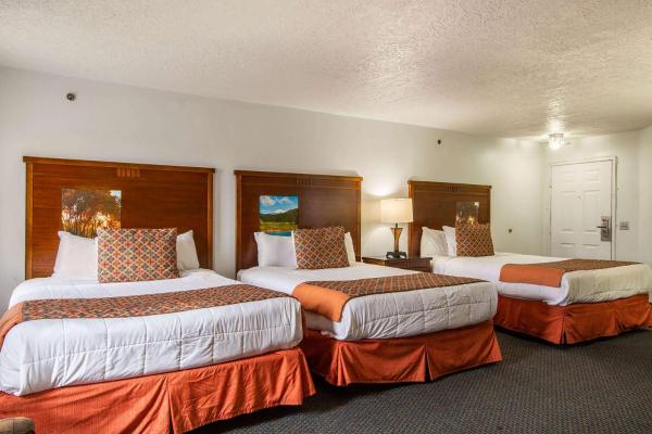 Na fotografii je vidět objekt Sandia Peak Inn Old Town ABQ, a Howard Johnson by Wyndham nacházející se ve městě Albuquerque.
