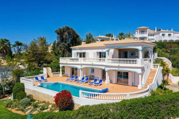 The photo shows the Parque da Floresta villa 209 with pool on golf resort located in the city of Budens.