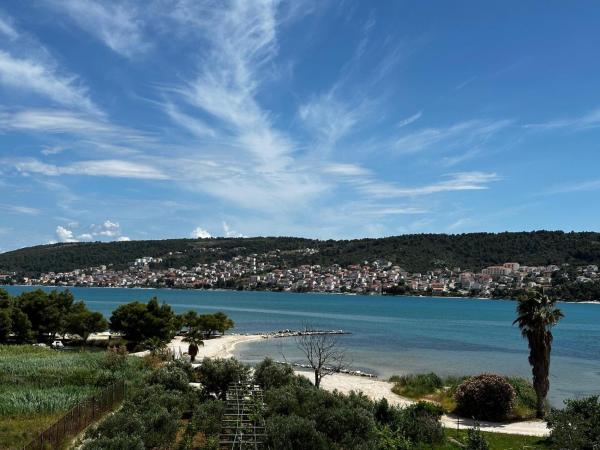 A la foto es mostra l'objecte apartments ZORA Trogir situat a la ciutat de Divulje.
