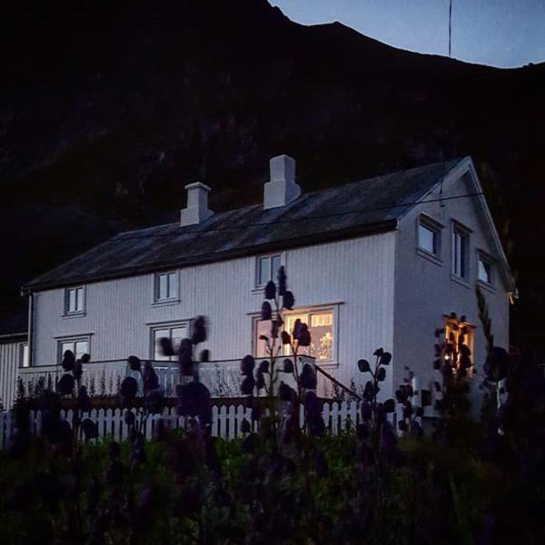 Na foto é possível ver o objeto Vareid Panorama Lofoten Vareidstua localizado na cidade de Vareid.