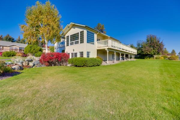 A la foto es mostra l'objecte Stunning Lakeside House with Deck and Water Views situat a la ciutat de Lakeside.