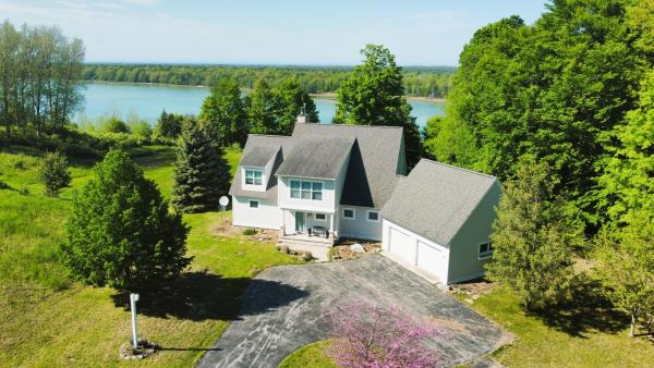 写真にはBeulah市にあるSandhill House - Spectacular Lake Home With Toys!が写っています。