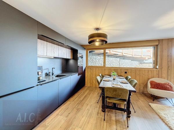 På bildet vises objektet Appartement d'Exception 2 Chambres, 63 m², au Pied des Pistes, Parking Inclus, Wi-Fi - FR-1-560-142 som ligger i byen Combloux.