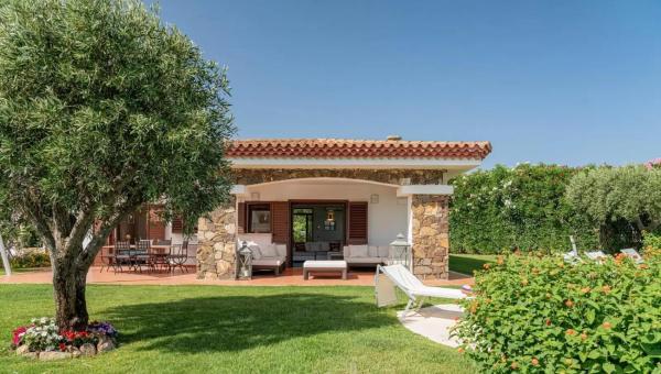 A la foto es mostra l'objecte Villa Capo d'Orso situat a la ciutat de Palau.