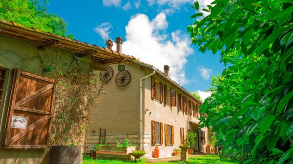The photo shows the B&B La finestra sul bosco located in the city of Solonghello.